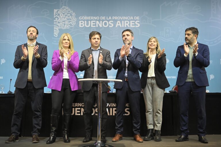 La Provincia formalizó la transferencia de $37.549 millones para los 135 municipios