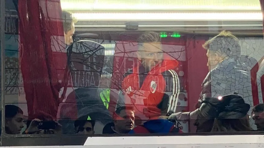 Cumbre en River: Demichelis, Brito y Ponzio, reunidos en el micro tras la derrota ante Argentinos