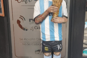 Estupor en Mar del Plata: decapitaron una estatua de Lionel Messi