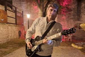 Fernando Blanco estrenó su nuevo tema: “Espías”