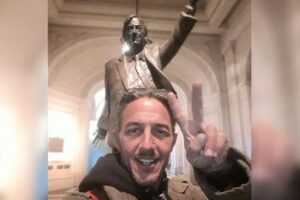 Tres años y medio de cárcel para el hombre que le arrojó un botellazo a Milei