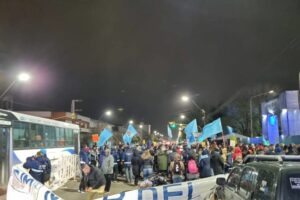 Video: Municipales en pie de guerra con Guillermo Montenegro llevaron su protesta al mundial de pádel