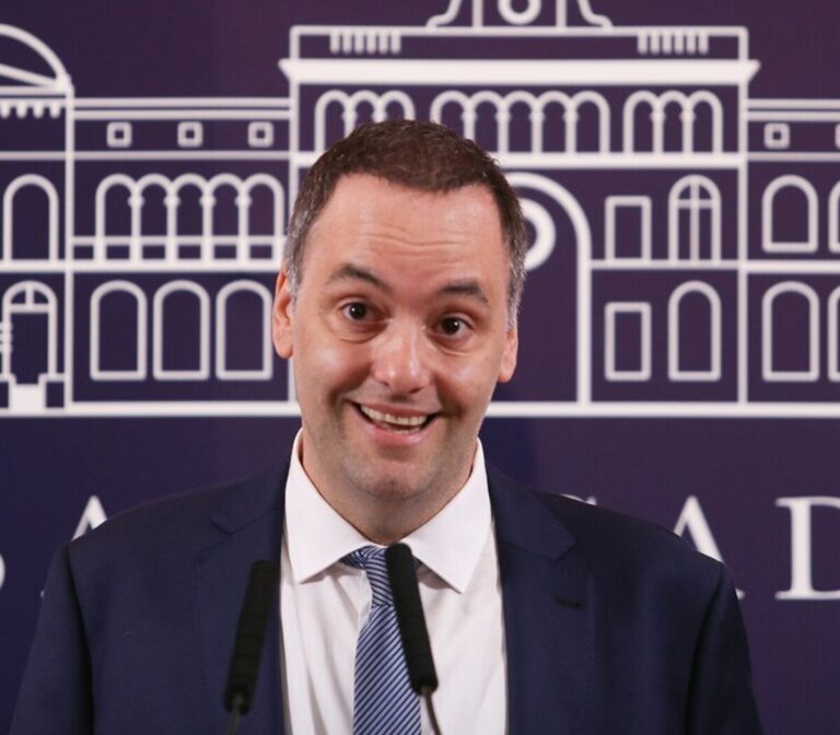 El vocero presidencial Manuel Adorni confirmó que Télam «dejó de existir»