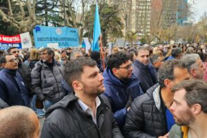 Municipales se concentraron masivamente frente al Palacio