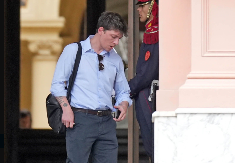 Santiago Caputo habría pedido la renuncia del vice de la unidad antilavado tras presentarse contra Martín Insaurralde