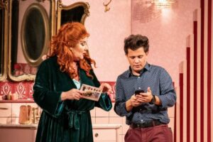 Llegará en gira nacional la obra “Antígona en el baño”