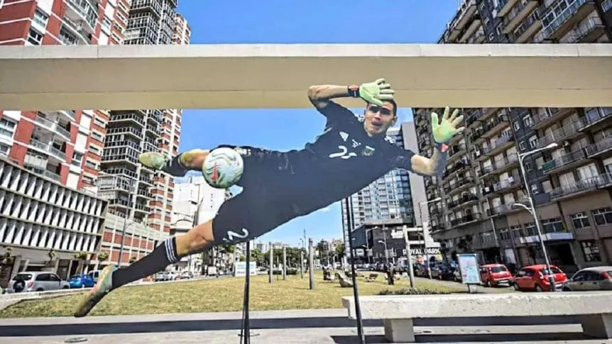 Mar del Plata ya vive la Copa América con Dibu Martínez como su símbolo