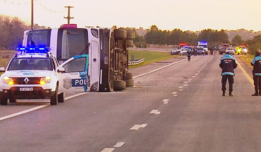 Vuelco del colectivo en Ruta 2: el conductor y tres pasajeros siguen internados en Chascomús