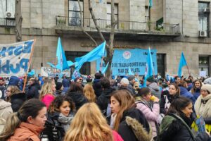 En el marco de las protestas, municipales se movilizaron hacia el Palacio Comunal