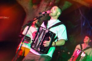 Chili Fernández ofrecerá una noche al ritmo de la cumbia