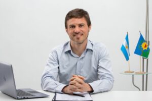 Proyecto de GNL: Costa dijo que Milei se equivoca en plantear que la locación se define por el RIGI nacional