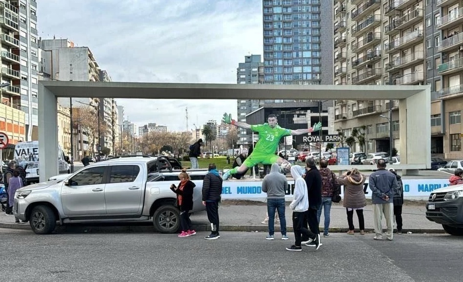 A horas del bicampeonato americano, Mar del Plata ya tiene una nueva gigantografía del “Dibu” Martínez