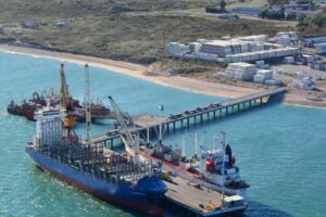 Río Negro propone un puerto privado y sin gremios para quitarle la planta de GNL a Bahía Blanca
