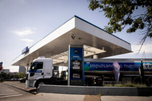 (240111) -- BUENOS AIRES, 11 enero, 2024 (Xinhua) -- Un cartel muestra el precio del combustible en una estación de servicio, en la ciudad de Buenos Aires, capital de Argentina, el 11 de enero de 2024. Argentina registró en 2023 una inflación del 211,4 por ciento interanual, la variación de precios más elevada que reporta el país desde 1990, informó el jueves el Instituto Nacional de Estadística y Censos. (Xinhua/Martín Zabala) (mz) (rtg) (ra) (vf)