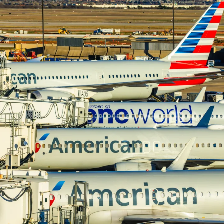 Un millar de argentinos se encuentran varados en Estados Unidos debido a cancelaciones de vuelos de American Airlines