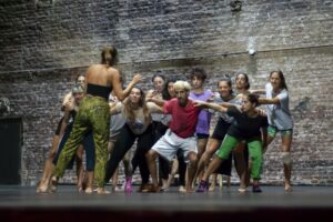 Artes escénicas y rock alternativo con “Me incomodan los reencuentros y no quiero que me despidan”