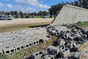 El viento tiró 40 metros de paredón de la villa del club Alvarado