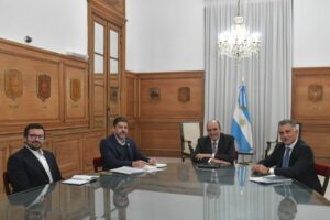 Carlos Bianco llevó a Casa Rosada una batería de reclamos de la Provincia: Habrá una mesa de trabajo