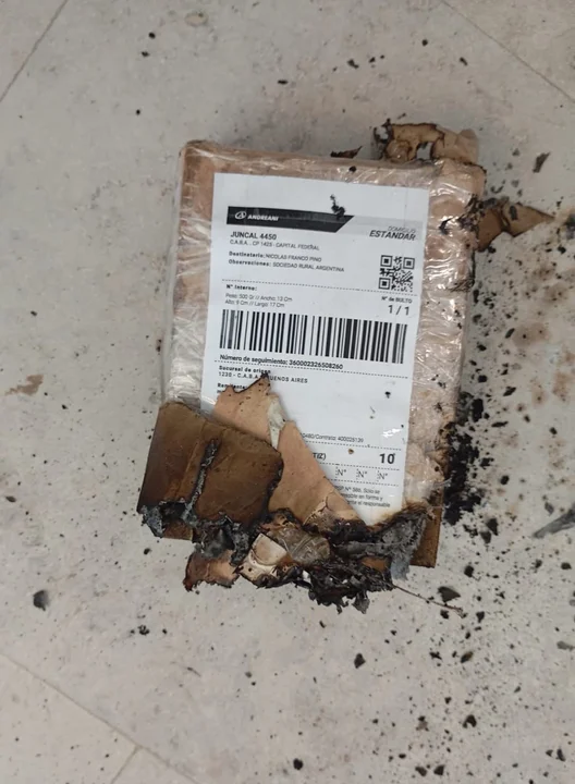 Así quedó la oficina donde explotó el paquete sospechoso enviado a Pino en La Rural