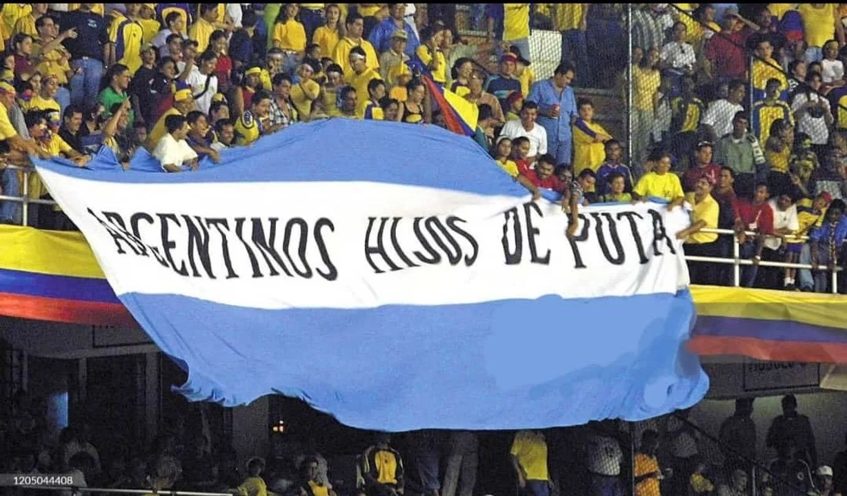 Hinchas colombianos desplegaron una polémica bandera: «Argentinos hijos de puta»