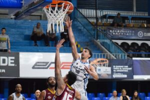 Pe?arol volvió al ruedo internacional con una derrota