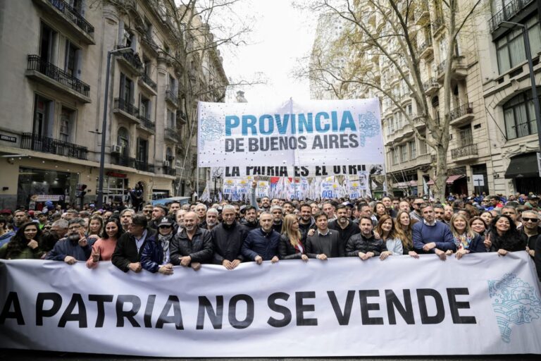 Kicillof con intendentes peronistas en la marcha contra el veto a la movilidad jubilatoria