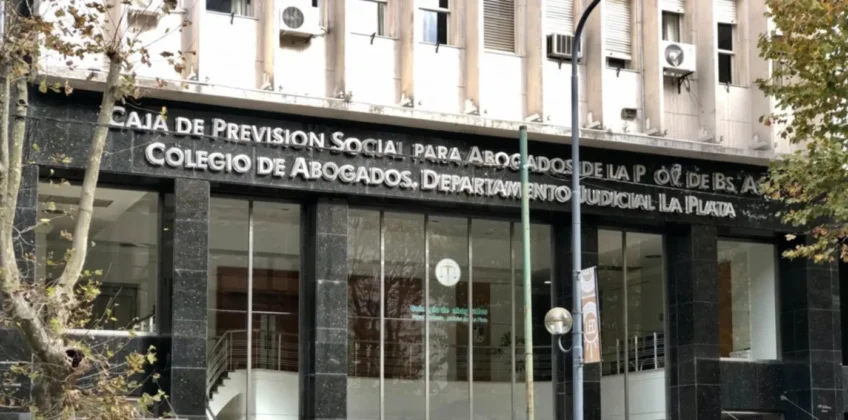Protesta de los abogados bonaerenses contra el aumento del 300% de la cuota anual de la Caja de Previsión Social