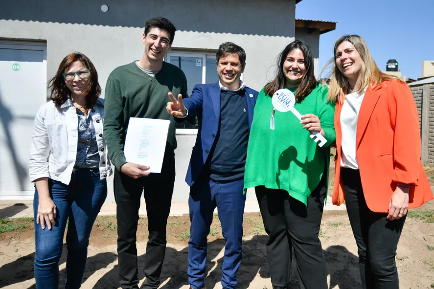 Kicillof en el lejano oeste: Entrega de viviendas y fortalecimiento de alianzas con la UCR