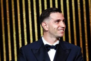 Dibu Martínez hace historia: ganó el Premio Yashin por segundo año consecutivo