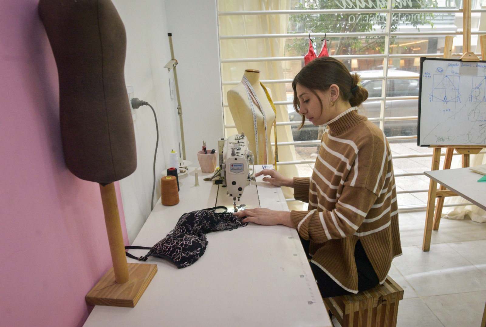 Brindan curso gratuito de confección de corpiños post mastectomía