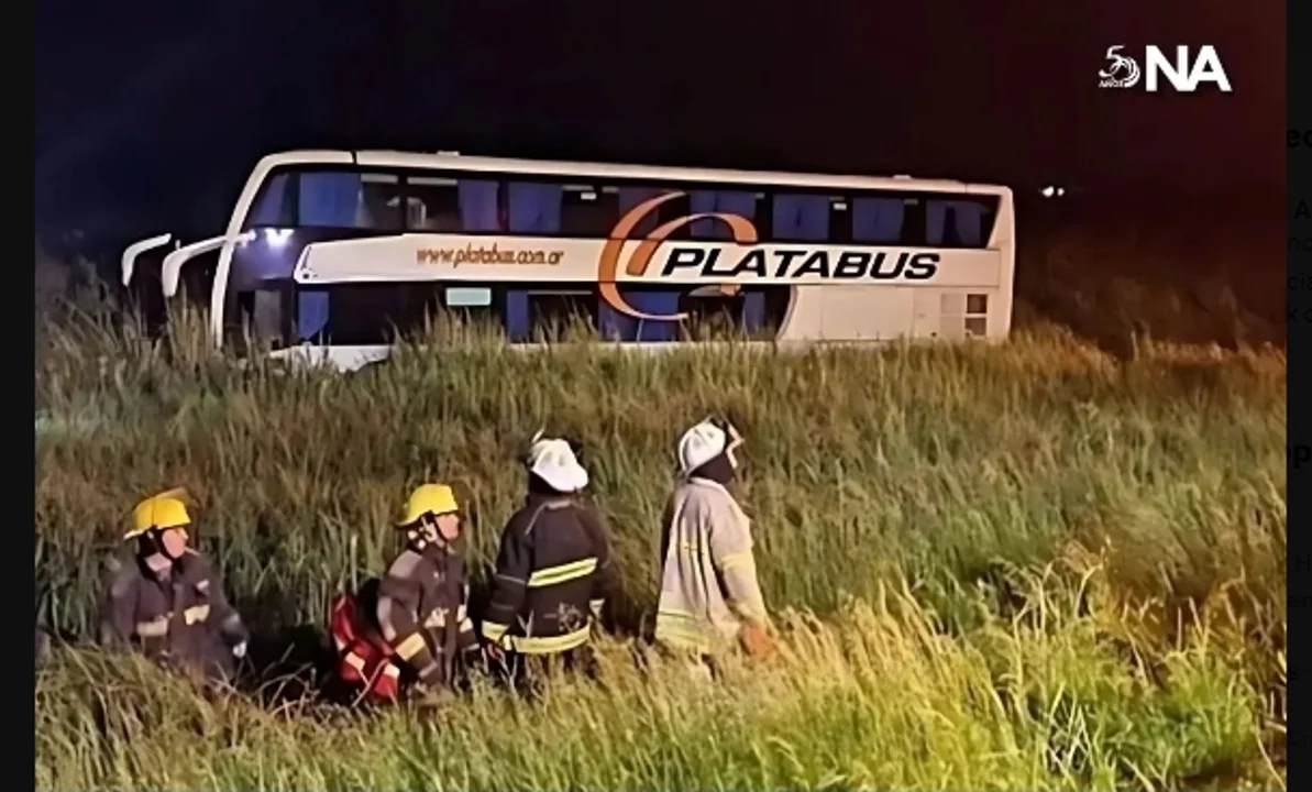 Accidente de un micro en Ruta 2: un muerto y 14 heridos