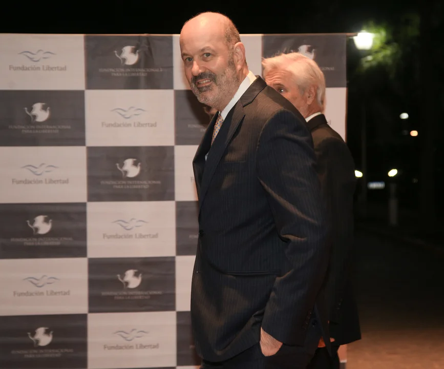 Sturzenegger dijo que «no será necesario renovar de manera presencial la licencia de conducir»