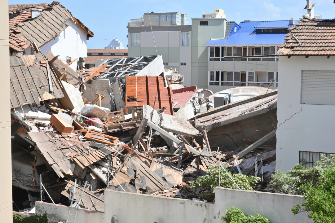 El detrás del derrumbe en Villa Gesell: pozo de ascensor clausurado, conjeturas y la llegada del verano