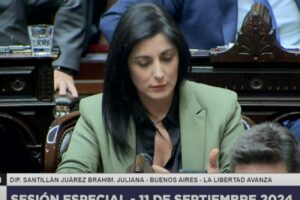 Afirman que una diputada libertaria tenía un audífono que le iba dictando su discurso