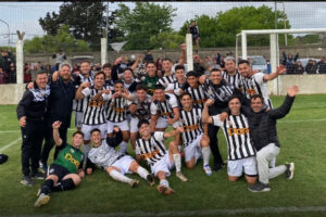 Atlético Mar del Plata ganó casi en las “duchas” la final de ida