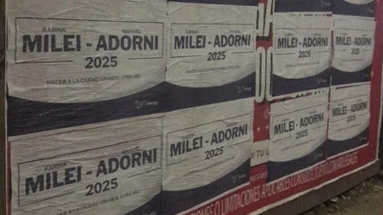 ¿Una señal a Macri? Aparecieron carteles con Karina Milei – Adorni en modo campaña