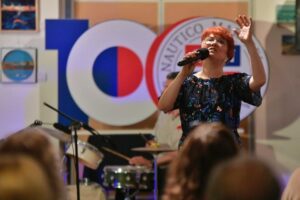 Cecilia Pugliese presenta el himno centenario del Club Náutico de Mar del Plata