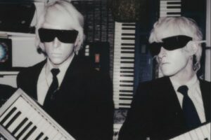 El dúo Drab Majesty actuará en Mar del Plata esta temporada