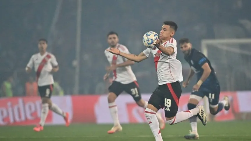 Alarma en River: Echeverri sufrió una molestia y no jugaría ante Estudiantes