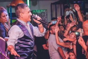 Homenaje a Huguito Flores junto a su banda y La Kuppe