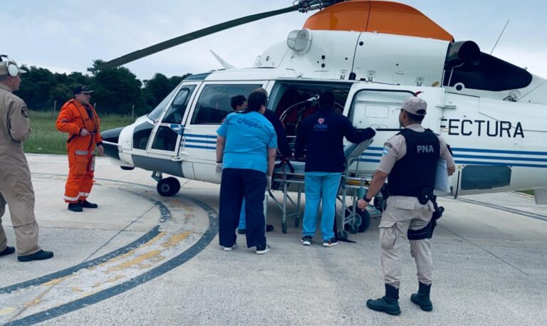 Impactante rescate de un pescador con problemas cardíacos en alta mar