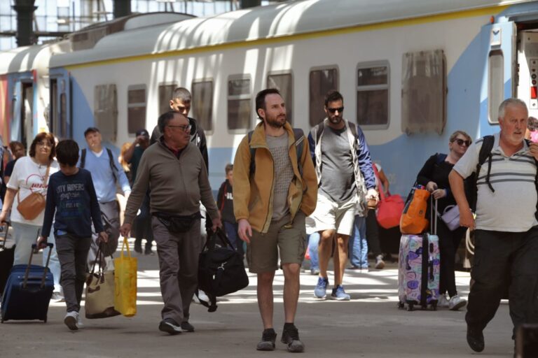 Furor por la venta de pasajes de tren para el verano: colas desde la madrugada y 250 tickets vendidos por minuto