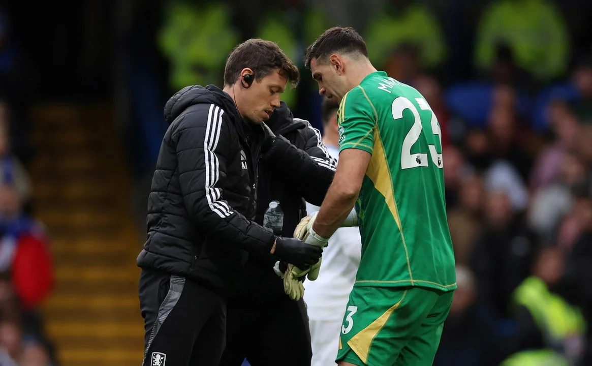 El “Dibu” Martínez salió reemplazado en el entretiempo ante el Chelsea por lesión