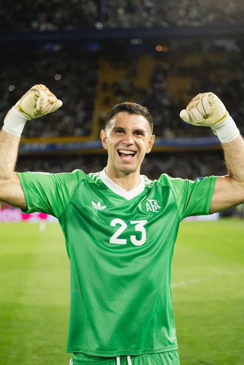 Se confirmó la lesión del Dibu Martínez: se fracturó el meñique izquierdo