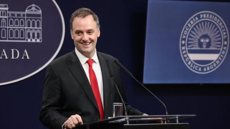 Adorni: “Macri se quedó sin nafta, lo que había que hacer no se hizo”