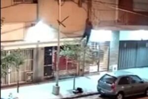 Spiderman en Plaza Mitre: Trepa un edificio para robarse una bicicleta