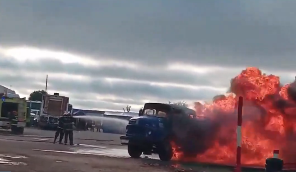 Inesperado incendio de un camión cisterna en el autodromo: Tres personas afectadas