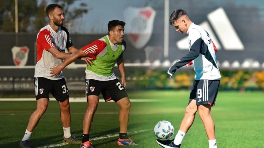 Pezzella, Acuña y Echeverri entrenaron a la par y recibieron el alta en River