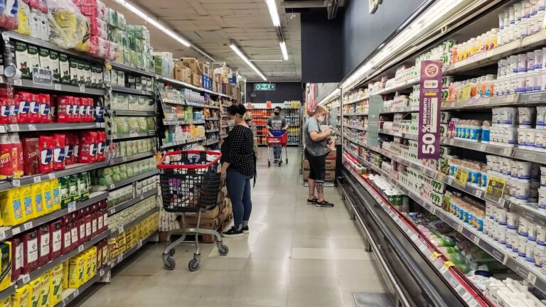 En sintonía con los supermercados, Caputo reclamó por la suba de tasas municipales