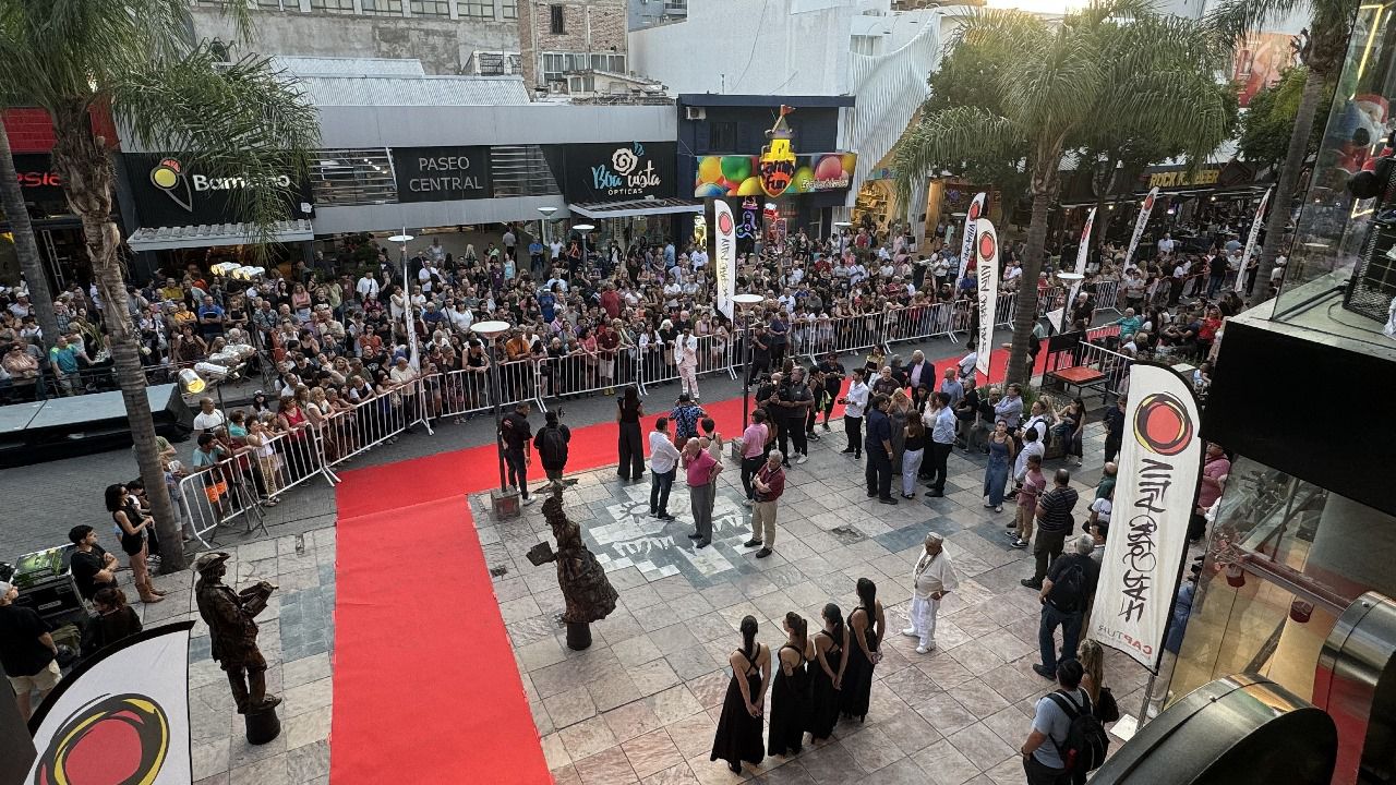 Carlos Paz presentó su temporada de verano con grandes figuras en la alfombra roja